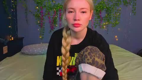 Snapshot of lillie_berry chatting on July 2026 04:16:01 AM lillie_berry online show from July 2026 04:16:01 AM