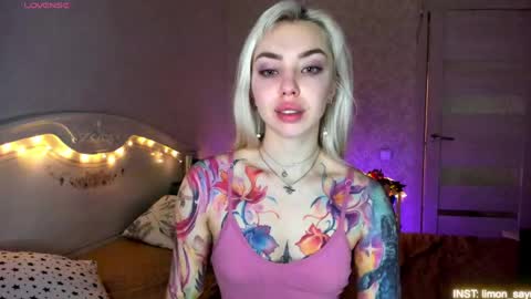 Snapshot of lillimooore chatting on April 2026 11:24:01 PM LilliMoore online show from April 2026 11:24:01 PM