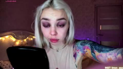 Snapshot of lillimooore chatting on May 2026 01:02:02 AM LilliMoore online show from May 2026 01:02:02 AM