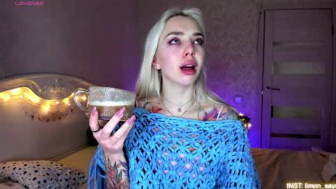 Snapshot of lillimooore chatting on May 2026 11:44:02 PM LilliMoore online show from May 2026 11:44:02 PM