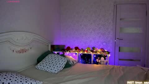 Snapshot of lillimooore chatting on May 2026 11:45:02 PM LilliMoore online show from May 2026 11:45:02 PM