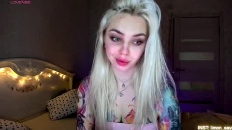 Snapshot of lillimooore chatting on May 2026 11:24:01 PM LilliMoore online show from May 2026 11:24:01 PM