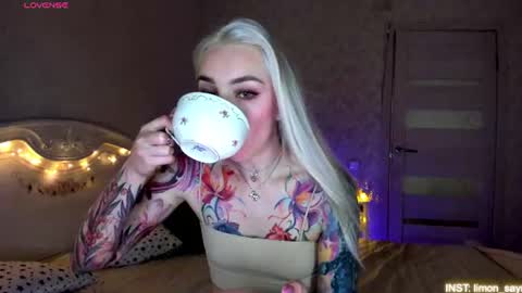 Snapshot of lillimooore chatting on June 2026 11:27:02 PM LilliMoore online show from June 2026 11:27:02 PM