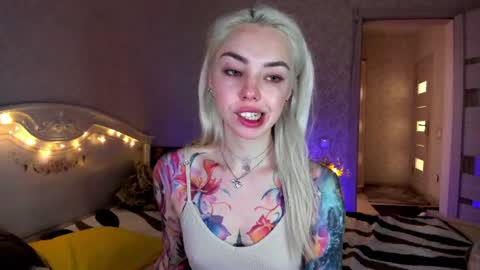 Snapshot of lillimooore chatting on June 2026 06:02:01 AM LilliMoore online show from June 2026 06:02:01 AM
