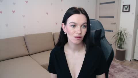 lilliyves online show from April 2026 09:43:01 AM