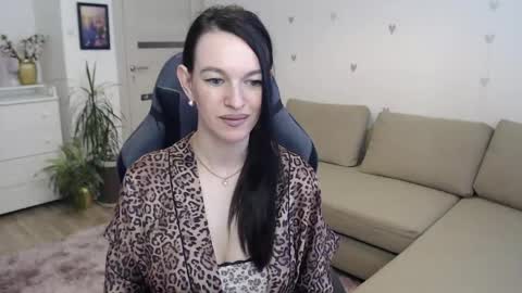 Snapshot of lilliyves chatting on May 2026 05:28:01 PM lilliyves online show from May 2026 05:28:01 PM