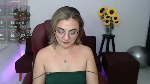 Snapshot of lilly_milf chatting on May 2026 03:51:02 PM Lilly online show from May 2026 03:51:02 PM