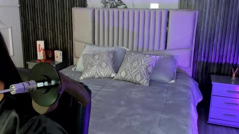 Lilly Ortiz online show from November 2025 08:18:02 PM