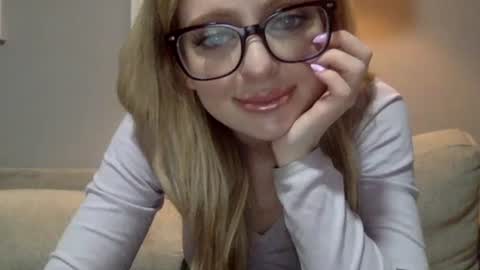 Snapshot of lilymae98 chatting on December 2024 07:18:01 PM LilyMae online show from December 2024 07:18:01 PM