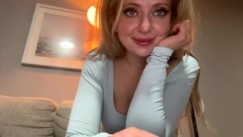 Snapshot of lilymae98 chatting on December 2024 09:48:01 PM LilyMae online show from December 2024 09:48:01 PM