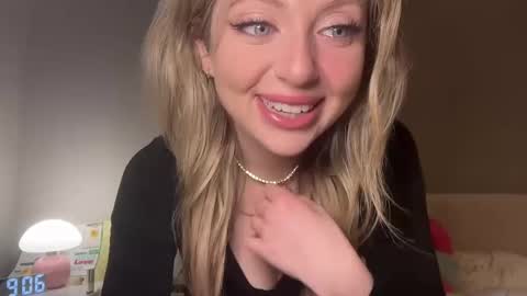 Snapshot of lilymae98 chatting on January 2025 02:06:02 AM LilyMae online show from January 2025 02:06:02 AM
