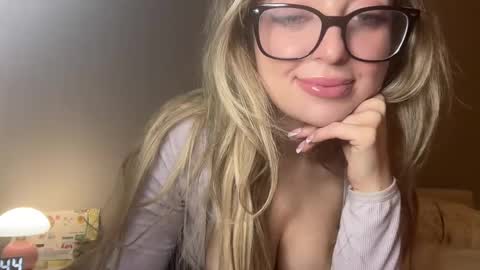 Snapshot of lilymae98 chatting on January 2025 06:44:01 PM LilyMae online show from January 2025 06:44:01 PM