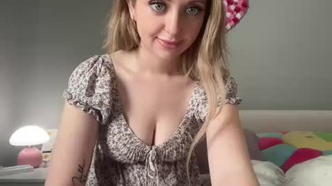Snapshot of lilymae98 chatting on January 2025 02:53:01 PM LilyMae online show from January 2025 02:53:01 PM