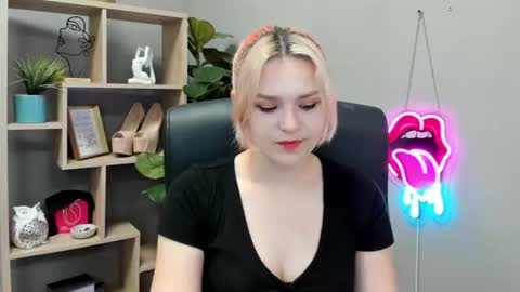 Snapshot of lilysweetxo chatting on July 2026 06:38:01 AM Lily online show from July 2026 06:38:01 AM