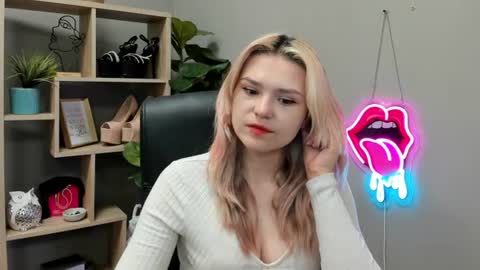 Snapshot of lilysweetxo chatting on July 2026 06:40:02 AM Lily online show from July 2026 06:40:02 AM