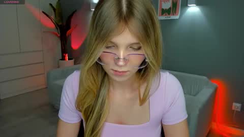 Lina online show from December 2025 01:59:02 PM