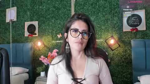 Snapshot of linagh chatting on October 2025 11:33:02 AM Lina online show from October 2025 11:33:02 AM