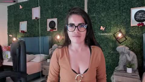 Snapshot of linagh chatting on October 2025 11:44:01 AM Lina online show from October 2025 11:44:01 AM