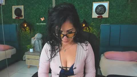 Snapshot of linagh chatting on November 2025 11:43:01 AM Lina online show from November 2025 11:43:01 AM