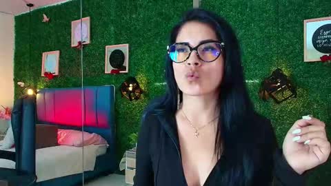 Snapshot of linagh chatting on November 2025 11:53:02 AM Lina online show from November 2025 11:53:02 AM