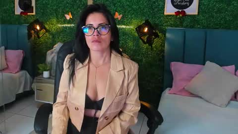 Snapshot of linagh chatting on November 2025 11:43:01 AM Lina online show from November 2025 11:43:01 AM