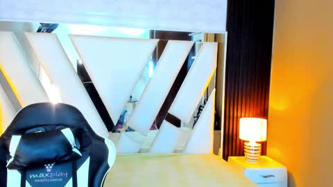  Linda  online show from November 2025 06:37:02 PM