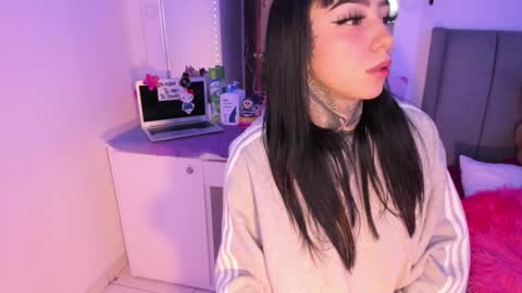 Lindaa maria  online show from December 2025 05:02:01 AM