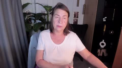 Snapshot of lindahottie chatting on July 2026 06:17:01 PM Linda online show from July 2026 06:17:01 PM