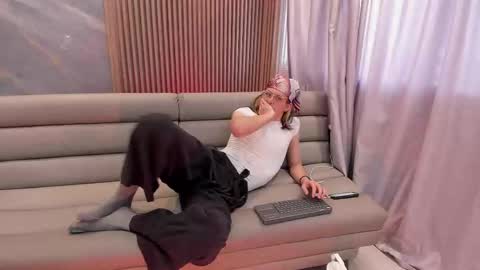 Snapshot of lior_evan chatting on November 2025 11:42:02 AM Lior evan online show from November 2025 11:42:02 AM
