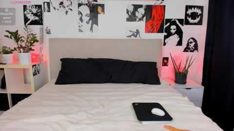 lisa_moons online show from October 2025 05:33:02 PM