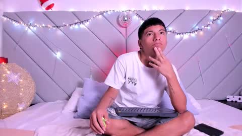 little_kris1 online show from December 2025 12:36:01 PM