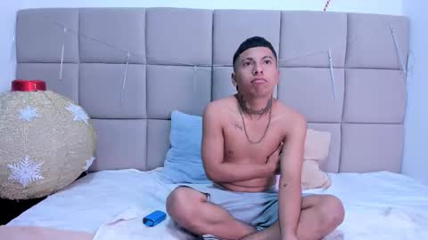 little_kris1 online show from January 2026 12:32:02 PM