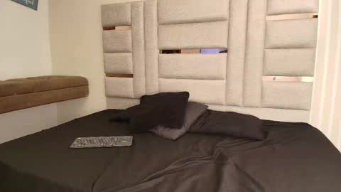 Mia online show from November 2025 03:37:02 PM