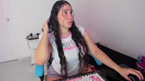 Laire  online show from November 2025 08:13:02 PM