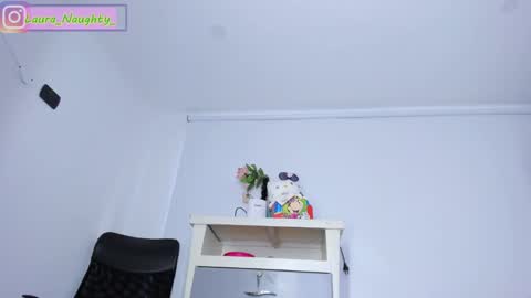 Snapshot of little_tatis chatting on January 2025 12:45:02 PM Im Laura. buy my contentcompra mi contenido offline online show from January 2025 12:45:02 PM