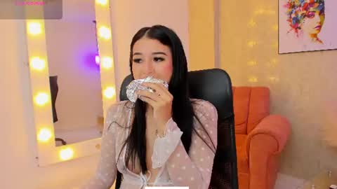 Snapshot of littlee_mia chatting on June 2026 12:19:01 PM littlee_mia online show from June 2026 12:19:01 PM