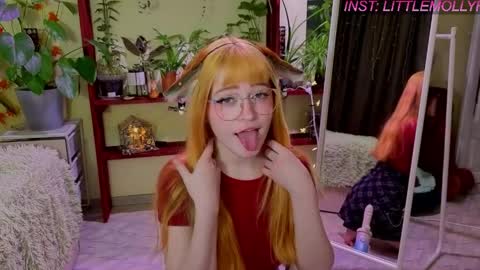 Snapshot of littlefoxyhole chatting on April 2026 02:33:01 AM Molly online show from April 2026 02:33:01 AM