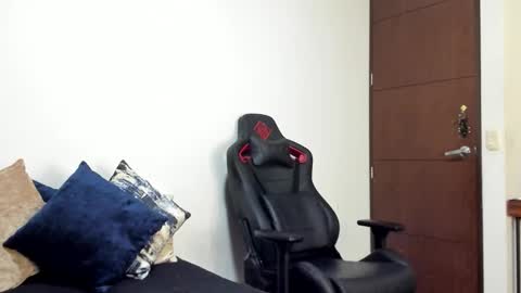 Snapshot of logannick chatting on November 2025 08:24:01 AM Logan online show from November 2025 08:24:01 AM