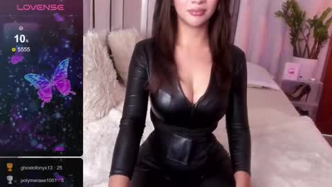 Snapshot of loisewilliams chatting on November 2025 04:00:01 AM Mistress L online show from November 2025 04:00:01 AM