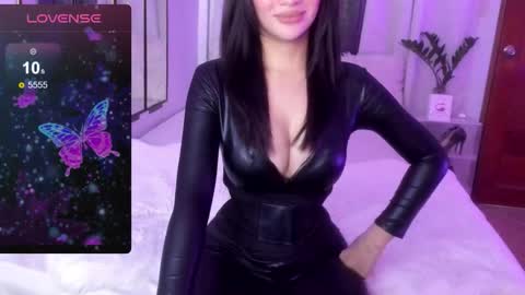 Snapshot of loisewilliams chatting on December 2025 10:46:01 AM Mistress L online show from December 2025 10:46:01 AM