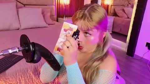 Snapshot of lolaangellx chatting on June 2026 08:18:01 PM Lola Angel online show from June 2026 08:18:01 PM