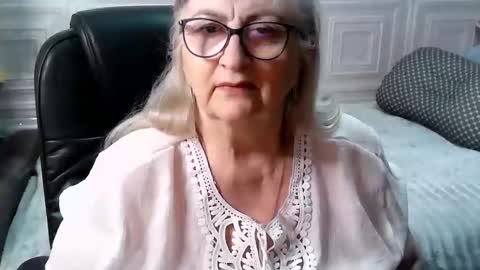 Snapshot of lolkaalyss chatting on April 2026 11:38:01 AM LolkaAlyss online show from April 2026 11:38:01 AM