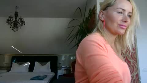 Roxy online show from November 2025 01:32:02 PM