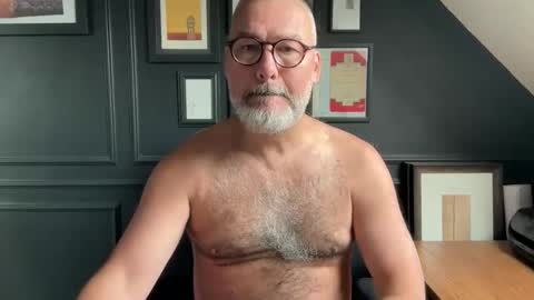 Snapshot of londongent2023 chatting on October 2025 09:04:02 AM EnglishBear online show from October 2025 09:04:02 AM