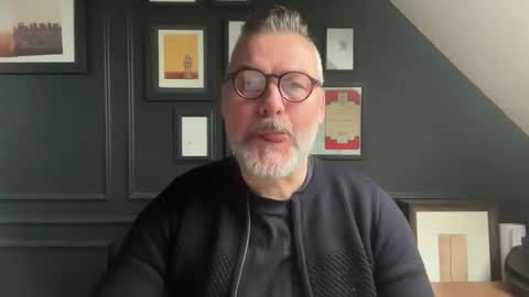 Snapshot of londongent2023 chatting on February 2026 10:55:02 AM EnglishBear online show from February 2026 10:55:02 AM