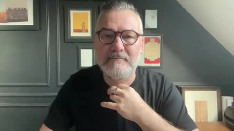 Snapshot of londongent2023 chatting on February 2026 08:44:02 AM EnglishBear online show from February 2026 08:44:02 AM