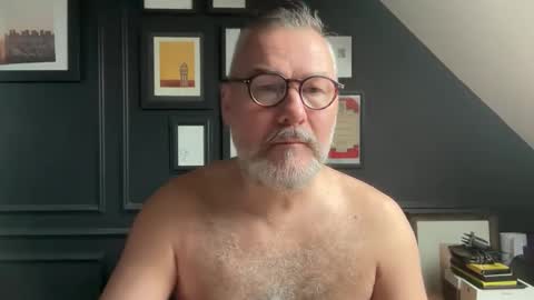 Snapshot of londongent2023 chatting on February 2026 09:19:02 AM EnglishBear online show from February 2026 09:19:02 AM