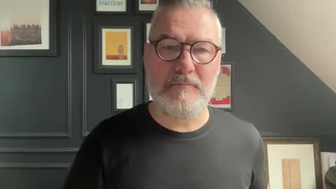 Snapshot of londongent2023 chatting on March 2026 08:42:01 AM EnglishBear online show from March 2026 08:42:01 AM