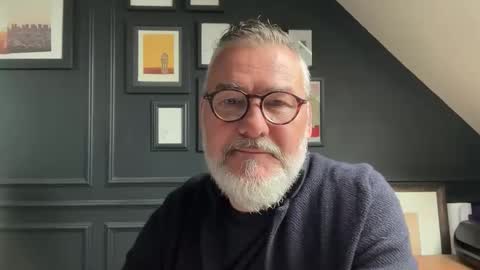 Snapshot of londongent2023 chatting on June 2026 10:07:01 AM EnglishBear online show from June 2026 10:07:01 AM