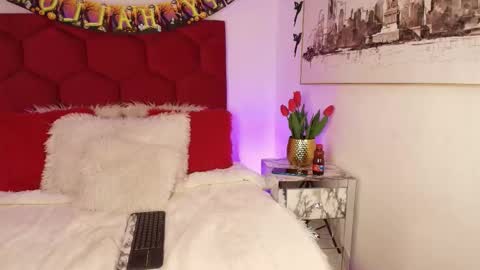 LORELI online show from October 2025 03:30:01 AM